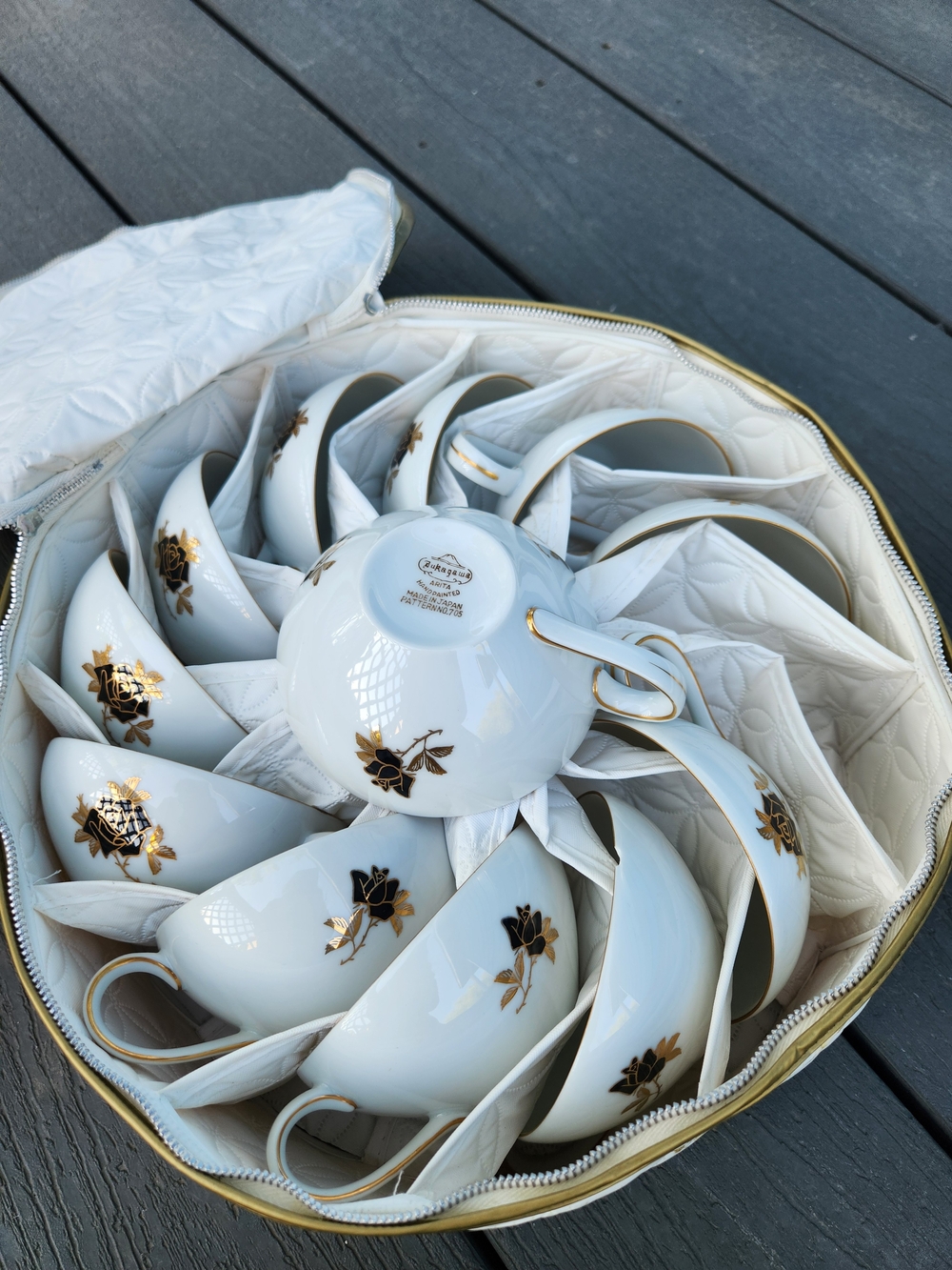 Fukagawa Arita Tea Cups Set with Gold Rose Motif